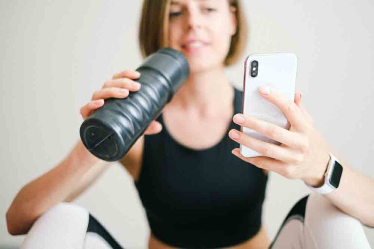 Mujer probando un entrenamiento virtual