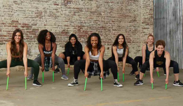 Grupo de mujeres practicando Pound fitness