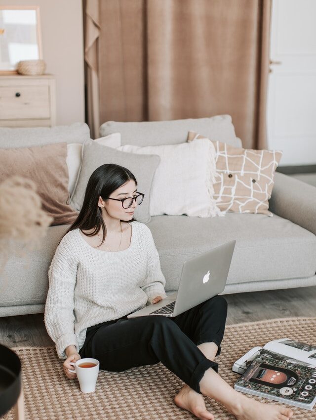 Conoce a Michelle Labbé y su trabajo en el blog de nutrición de la Revista Bfit mujer leyendo el blog de nutrición de la revista bfit