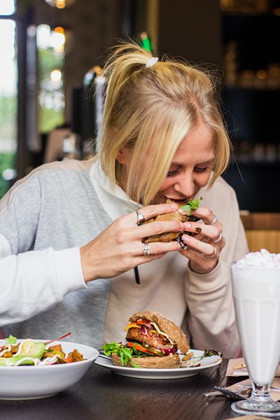 ¿Sufres de Hambre Emocional? Mujer comiendo por hambre emocional