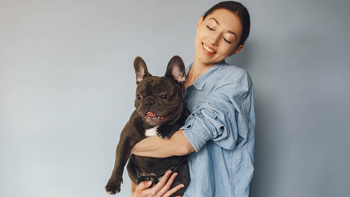 Convivir con un perro o un gato ayuda a sobrellevar el distanciamiento social mujer con mascota en brazos