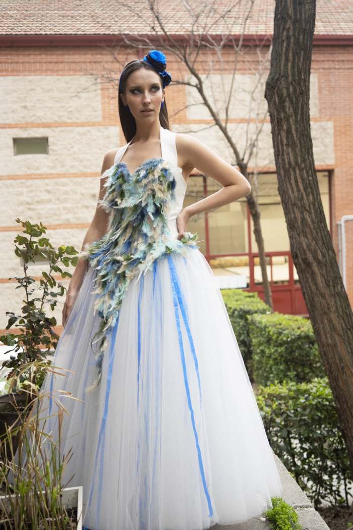 Moda sostenible: ¿Cómo ha sido su impacto y aportes en España? modelo con un diseño de moda sostenible