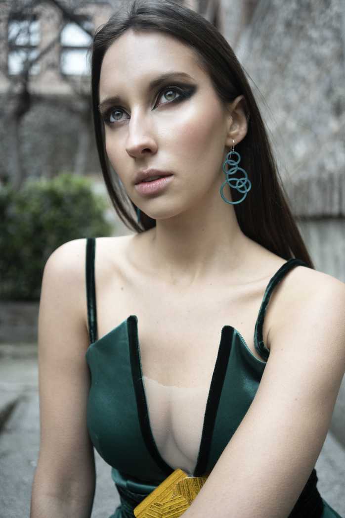 ESPECIAL MODA SOSTENIBLE Reportaje fotográfico: “Un corazón en la entretela” modelo con un diseño de moda sostenible