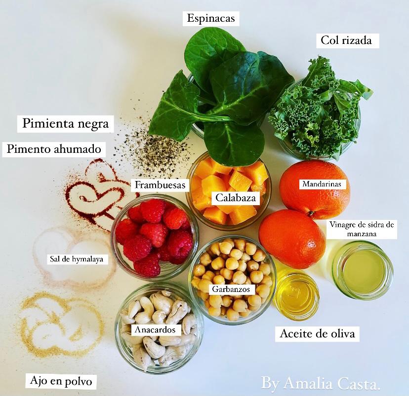 Ensalada de col rizada y espinacas con garbanzos, calabaza al horno, y frutos rojos. ensalada de col