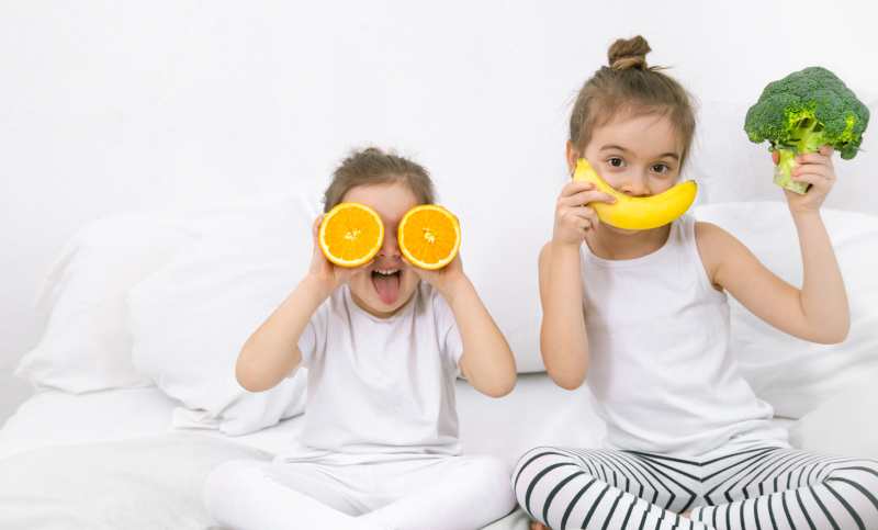 ¿Antes o después de la comida?: Aprende cuando es el momento para comer frutas Niños con frutas