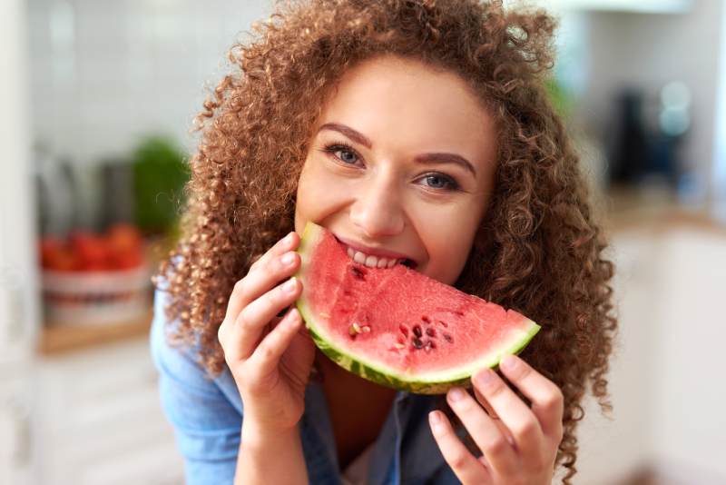 Y vos, ¿comes por salud o por placer? comer por salud: mujer comiendo una sandia