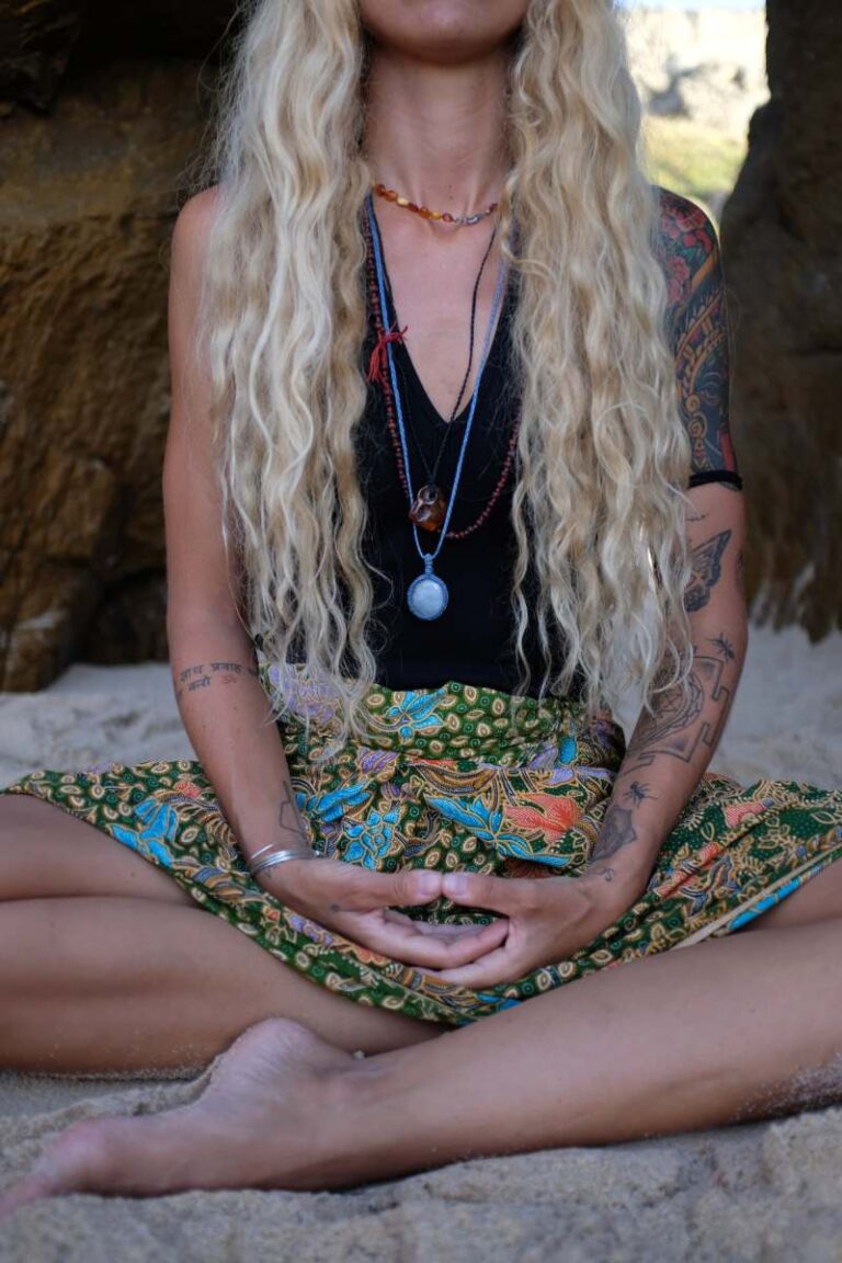 Mujer practicando el poder del yoga
