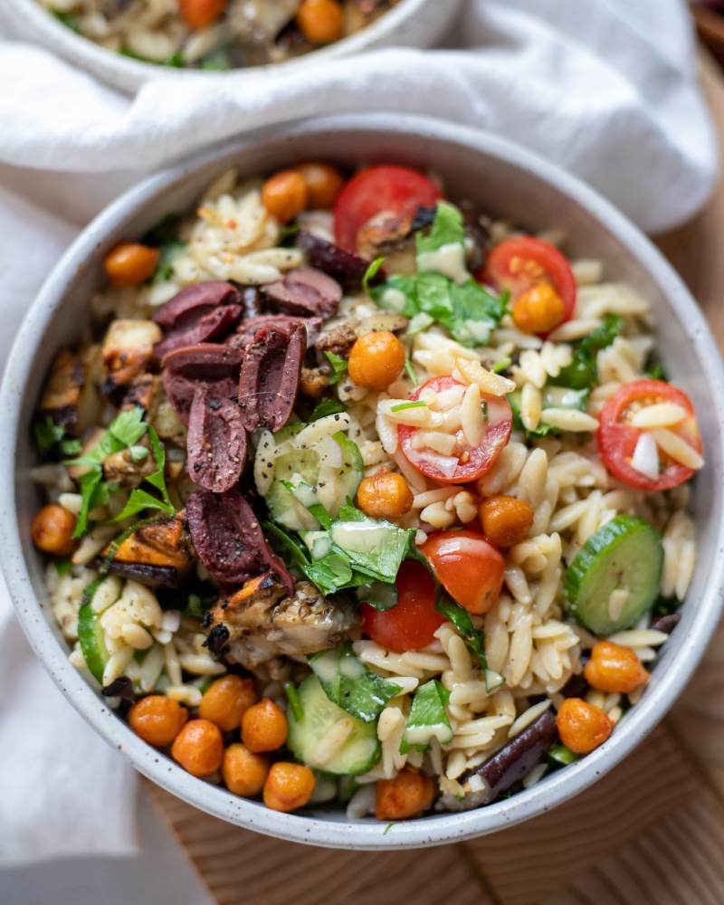 Ensalada de Orzo de Verano con Aderezo de Tahini de Limón