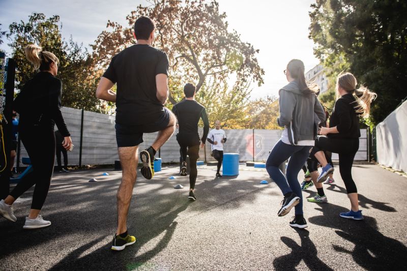 5 consejos para mantener un estilo de vida activo personas haciendo ejercicio para mantener un estilo de vida activo
