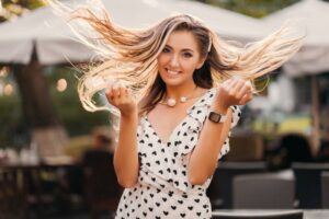 mujer con pelo largo