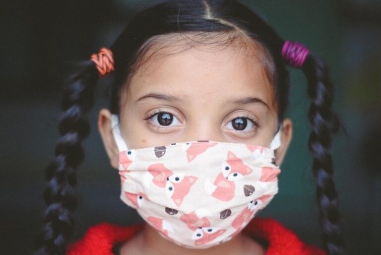 Mascarilla reutilizable qué debes saber-niña con mascarilla de tela