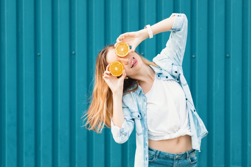 Vitamina C: te contamos sus beneficios vitamina c-mujer con naranjas