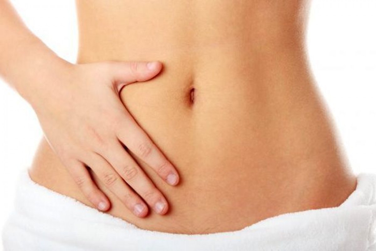 ¿Cuáles son los síntomas de la cistitis y cómo acabar con la patología? mujer con Síntomas de la cistitis