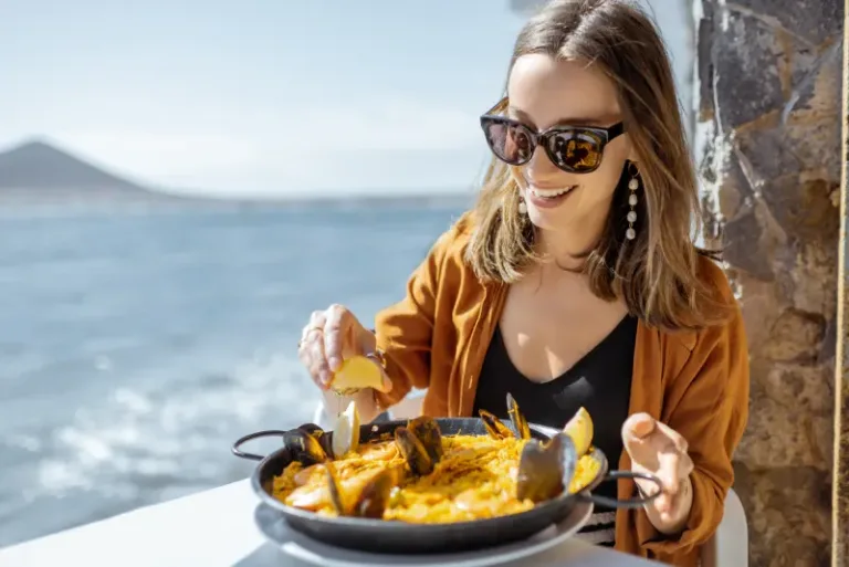 mujer comiendo paella de arroz