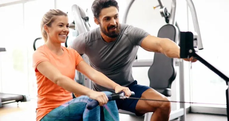 mujer prácticando ejercicio con entrenador personal