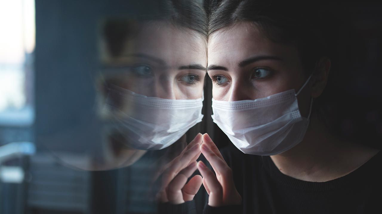 Síndrome de la cara vacía: Te contamos de qué se trata y cómo evitarlo mujer con síndrome de la cara vacía