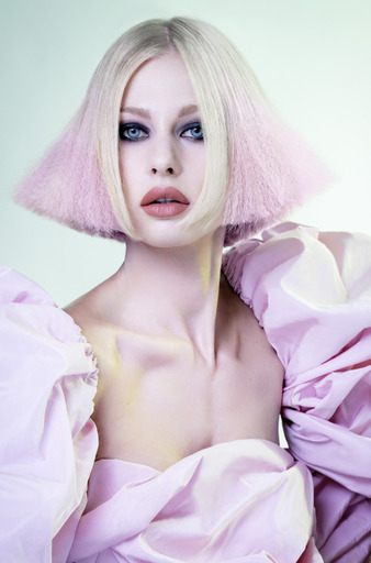 ¿Qué dice de tu personalidad tu cabello? mujer con pelo rosa