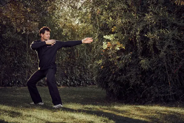 Los beneficios del Qi Gong, la técnica milenaria china que es tendencia hombre practicando Qi Gong