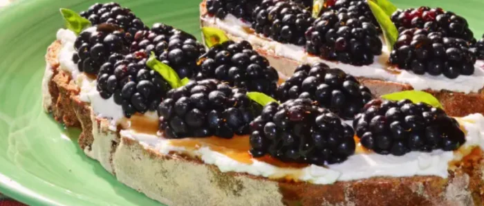 Tostada de pan de centeno con albahaca, moras y queso