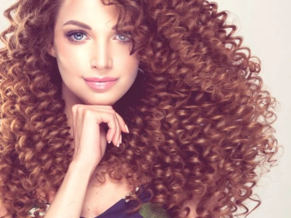 Guía método curly hair paso a paso para unos rizos perfectos mujer con método curly hair para unos rizos perfectos