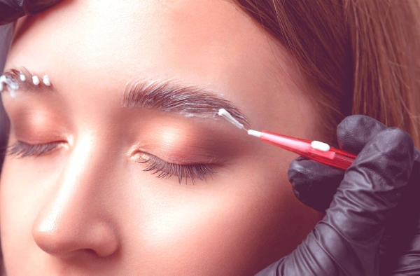 ¿Qué es la laminación de cejas en qué se diferencia del microblading? mujer con cejas laminadas