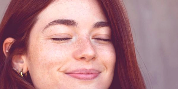 Todos los trucos que necesitas para prevenir el fotoenvejecimiento de la piel mujer con muchas pecas fotoenvejecimiento de la piel