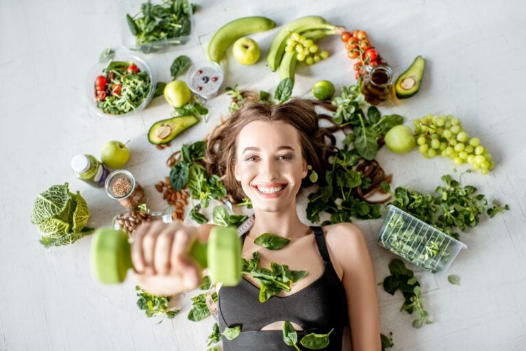mujer con alimentación equilibrada