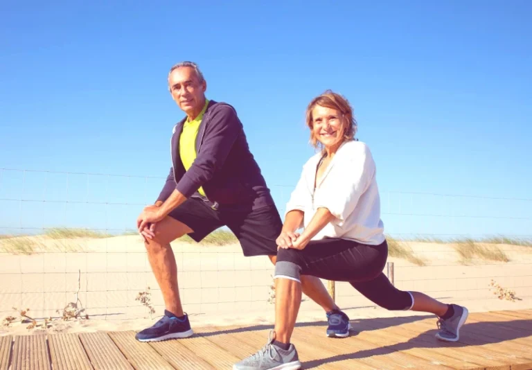 pareja haciendo ejercicio que suplementos antiedad