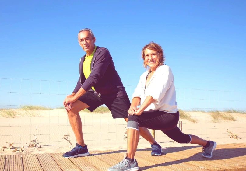 ¿Cuáles son las mejores vitaminas y suplementos antiedad? pareja haciendo ejercicio que suplementos antiedad