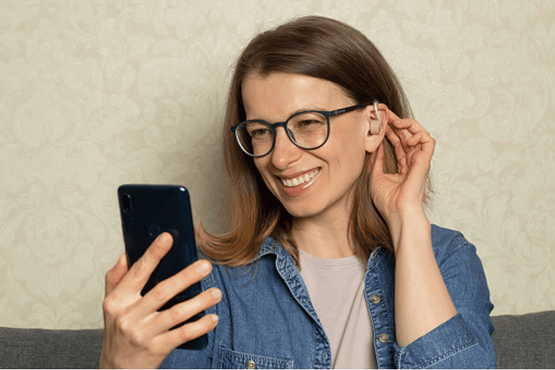 ¿Sabías que es compatible estar guapa con llevar unos audífonos? mujer con audifonos