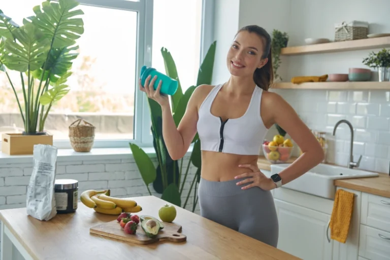 mujer tomando creatina