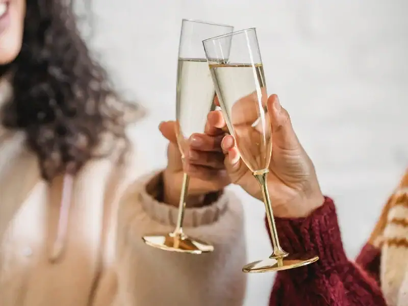 ¿Cómo puede afectar el consumo de alcohol a nuestro ciclo menstrual? mujeres bebiendo licor, cómo puede afectar al ciclo menstrual