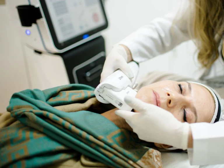 mujer realizandose tratamiento para el contorno facial