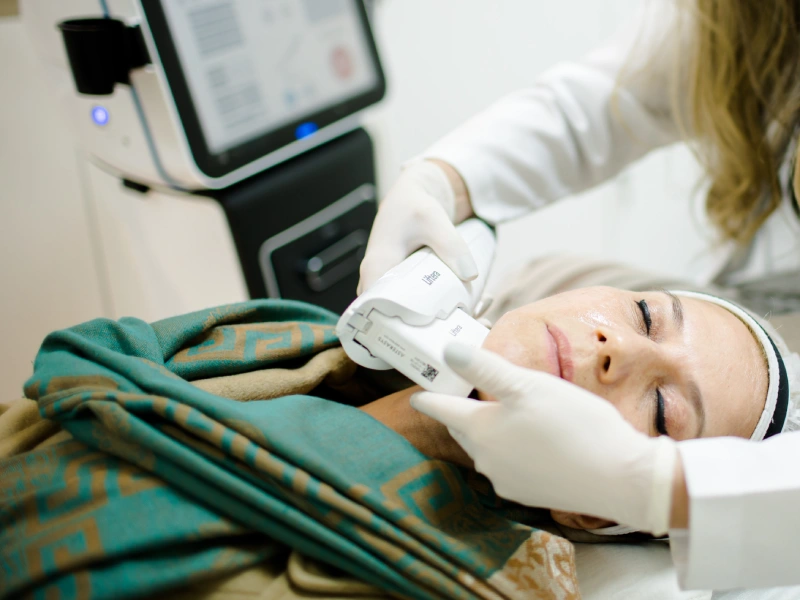 El contorno facial y los nuevos cánones de belleza mujer realizandose tratamiento para el contorno facial