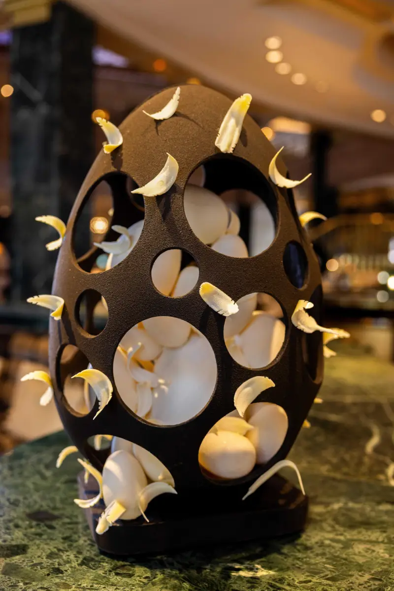 Disfruta de la Pascua en El Patio de Four Seasons Hotel Madrid Los huevos de pascua creados por el equipo del Four Seasons Hotel Madrid