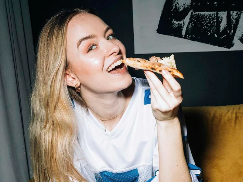 ¿Cómo afectan los empachos a la celulitis? mujer comiendo, Cómo le afecta los empachos a la celulitis